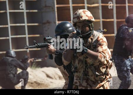 Eine kuwaitische Special Operations Soldat bereitet ein Lager während einer Ausbildung Szenario beim Subhan Army Base in Kuwait zu löschen. Soldaten von Unternehmen B, 3rd Battalion, 8th Cavalry Regiment, 3. gepanzerte Brigade Combat Team, 1.Kavallerie Division spielte die gegnerische Streitmacht für eine gemeinsame Übung, namens Eagle lösen, zwischen US Special Operations Forces und SOF Elemente aus Katar, Kuwait, Saudi-Arabien und den Vereinigten Arabischen Emiraten. Stockfoto