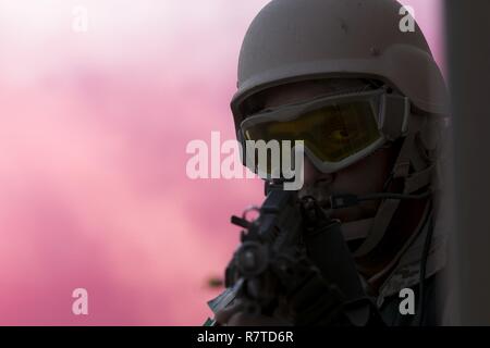 Eine kuwaitische Special Operations Soldat bereitet ein Lager während einer Ausbildung Szenario beim Subhan Army Base in Kuwait zu löschen. Soldaten von Unternehmen B, 3rd Battalion, 8th Cavalry Regiment, 3. gepanzerte Brigade Combat Team, 1.Kavallerie Division spielte die gegnerische Streitmacht für eine gemeinsame Übung, namens Eagle lösen, zwischen US Special Operations Forces und SOF Elemente aus Katar, Kuwait, Saudi-Arabien und den Vereinigten Arabischen Emiraten. Stockfoto