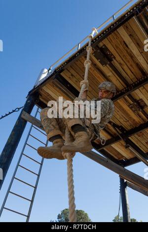 Ein U.S. Army Ranger führt ein Seil klettern während der besten Ranger Wettbewerb 2017, Fort Benning, Ga, April 8, 2017. Die besten Ranger Wettbewerb ist eine dreitägige Veranstaltung, bestehend aus Herausforderungen Wettbewerber des körperlichen, geistigen und technischen Fähigkeiten, sowie zu Orten, an denen das Militär die besten Zwei-mann Ranger Teams gegeneinander um den Titel des besten Ranger zu konkurrieren. Stockfoto