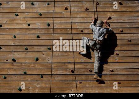 Ein U.S. Army Ranger führt eine Wand klettern während der besten Ranger Wettbewerb 2017, Fort Benning, Ga, April 8, 2017. Die besten Ranger Wettbewerb ist eine dreitägige Veranstaltung, bestehend aus Herausforderungen Wettbewerber des körperlichen, geistigen und technischen Fähigkeiten. Der Wettbewerb stellt die militärische am besten Zwei-mann Ranger Teams gegeneinander um den Titel des besten Ranger zu konkurrieren. Stockfoto