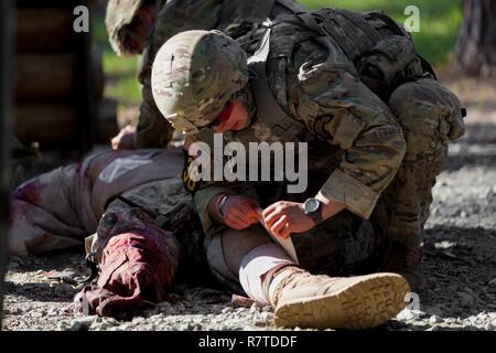 Ein U.S. Army Ranger führt eine medizinische Evakuierung während der besten Ranger Wettbewerb 2017, Fort Benning, Ga, April 8, 2017. Die besten Ranger Wettbewerb ist eine dreitägige Veranstaltung, bestehend aus Herausforderungen Wettbewerber des körperlichen, geistigen und technischen Fähigkeiten, sowie zu Orten, an denen das Militär die besten Zwei-mann Ranger Teams gegeneinander um den Titel des besten Ranger zu konkurrieren. Stockfoto