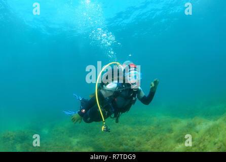 Frau Tauchen, machen OK Geste, am Schwarzen Meer, Krim, Ukraine Stockfoto