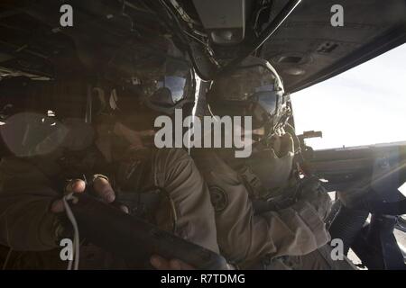 U.S. Marine Corps Staff Sgt Bart C. Davis, links, Crewchief mit Marine Aviation Waffen und Taktiken Squadron One (MAWTS-1) und CPL. Dylan E. Borseth, Crewchief mit Marine Light Attack Helicopter Squadron (HMLA) 367 beschäftigen die Kill-Switch-Tablette zur Identifizierung von Bedrohungen in einer engen Stadtluft Unterstützung (UCAS) Übung als Teil der Waffen und Taktiken Instruktoren Kurs (WTI) 2-17 in Yodaville , ARIZ., 7. April 2017. Die UCAS-Übung wurde entwickelt, um auf spezifische Beschäftigung taktische Luft konzentrieren und Drehflügler offensive Unterstützung Luftfahrt Lufttransportmittel um Boden unterstützen Bekämpfung Element Schema o Stockfoto