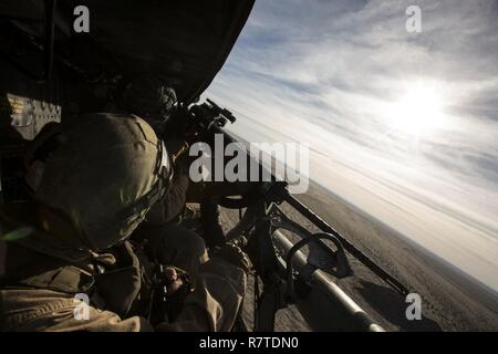 US Marine Corps Staff Sgt Bart C. Davis, links, Crew-Chief Instructor mit Marine Aviation Waffen und Taktiken Squadron One (MAWTS-1) und CPL. Dylan E. Borseth, Crewchief mit Marine Light Attack Helicopter Squadron (HMLA) 367 scannen den Horizont während einer städtischen enge Luft Unterstützung (UCAS) Übung als Teil der Waffen und Taktiken Instruktoren Kurs (WTI) 2-17 in Yodaville, Ariz ,. 7. April 2017. Die UCAS-Übung wurde entwickelt, um auf spezifische Beschäftigung taktische Luft konzentrieren und Drehflügler offensive Unterstützung Luftfahrt Lufttransportmittel um Boden unterstützen bekämpfen Element Schema des Manövers. WTI ist ein Stockfoto