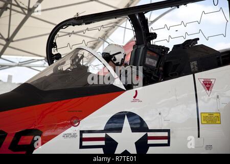 Us Marine Corps Oberstleutnant Jeremy W. Siegel, Executive Officer Training Air Wing Zwei, führt eine Preflight check auf einem T-45 C Training Flugzeug am Naval Air Station Kingsville, Texas, 21. März 2017. Die Mission der Ausbildung Air Wing Zwei ist grundstudium Pilotenausbildung für Marines zur Verfügung zu stellen, für die Flotte Marine Force vorzubereiten. Stockfoto