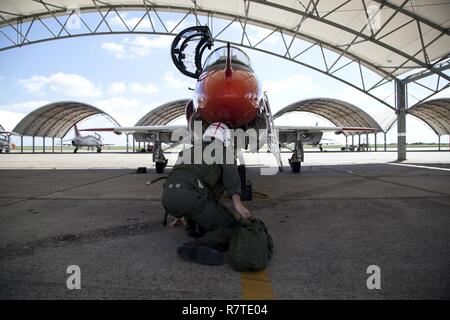 Us Marine Corps Oberstleutnant Jeremy W. Siegel, Executive Officer Training Air Wing Zwei, führt eine Preflight check auf einem T-45 C Training Flugzeug am Naval Air Station Kingsville, Texas, 21. März 2017. Die Mission der Ausbildung Air Wing Zwei ist grundstudium Pilotenausbildung für Marines zur Verfügung zu stellen, für die Flotte Marine Force vorzubereiten. Stockfoto