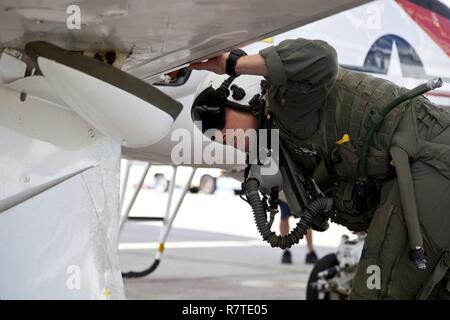 Us Marine Corps Oberstleutnant Jeremy W. Siegel, Executive Officer Training Air Wing Zwei, führt eine Preflight check auf einem T-45 C Training Flugzeug am Naval Air Station Kingsville, Texas, 21. März 2017. Die Mission der Ausbildung Air Wing Zwei ist grundstudium Pilotenausbildung für Marines zur Verfügung zu stellen, für die Flotte Marine Force vorzubereiten. Stockfoto