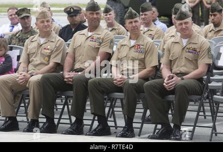Führer des 2. Marine Division sitzen in der ersten Reihe während einer Trauerfeier für gefallene Marines mit 2 Light Armored Reconnaissance Battalion, 2nd Marine Division in Camp Lejeune, N.C., April 7, 2017. Sitzung nach rechts: Command Master Chief Jody gen Fletcher, Abteilung Sergeant Major, Sgt. Maj. Michael S. Woods, Assistentin Abteilung Kommandant Oberst Benjamin T. Watson und 2 LAR Bataillon Sergeant Major, Sgt. Maj. David Compton. Die Zeremonie geehrt gefallenen Marines sowie Familien und Freunde der 2. LAR Gemeinschaft. Stockfoto