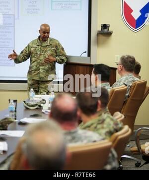 Armee Materiel Kommando stellvertretender Kommandeur Generalleutnant Larry Wyche spricht zu finden Unteroffiziere während einer professionellen Entwicklung Sitzung 5. April bei AMC Hauptquartier. Wyche Reserve Komponente der Armee ist ein wichtiges Element für den Aufbau der Armee. Die berufliche Entwicklung treffen Der erste wurde von der AMC-Armee finden Element bei AMC Hauptquartier, Redstone Arsenal, AL. Stockfoto