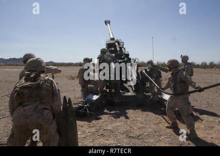 US-Marines mit Bravo Batterie, 1. Bataillon, 10. Marine Regiment, 2. Marine Division Feuer eine Runde von einer M77 gezogenen 155mm Haubitze während einer CH-53 Tag Schlacht Bohren Übung zur Unterstützung der Waffen und Taktiken Instruktoren Kurs (WTI) 2-17 am FB Burt, Calif., 8. April 2017. WTI ist ein sieben Wochen Fortbildungsveranstaltung, hosted by Marine Aviation Waffen und Taktiken Squadron One (MAWTS-1) Kader, die betriebliche Integration der sechs Funktionen des Marinekorps-Luftfahrt zur Unterstützung einer Marine Air Ground Task Force hervorhebt. MAWTS-1 bietet standardisierte erweiterte taktische Ausbildung und Zertifizierung Stockfoto