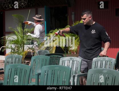 Us Marine Corps Sgt. Phillip O'Shea, Daten, die für die Koordinierung der Marine die Drehkraft Darwin (MRF-D), Freiwillige an einer im Kino in Darwin, Australien, Apr 8, 2017. Marines mit MRF-D sind voll und ganz auf das Bündnis mit Australien engagiert und zeigen, dass durch die Unterstützung der umliegenden Gemeinden. Stockfoto