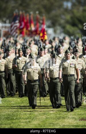 Us-Marines mit 1St Marine Logistics Group März auf Eine Parade Feld während der Entlastung und Termin Zeremonie an Bord Camp Pendleton, Kalifornien, April 7, 2017. Die Zeremonie schloß marschiert der Farben, das Schwert von Office, Präsentation von Sgt. Maj. Troy E.Schwarz seine Auszeichnung und abschließenden Bemerkungen aus den entgegenkommenden und ausgehende Personal. Stockfoto