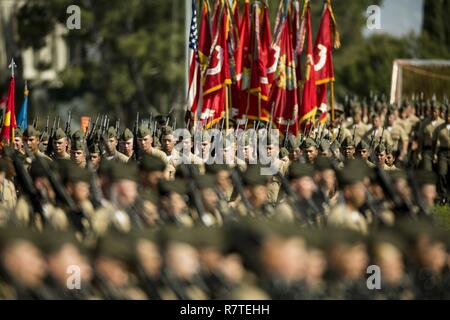 Us-Marines mit 1St Marine Logistics Group März auf Eine Parade Feld während der Entlastung und Termin Zeremonie an Bord Camp Pendleton, Kalifornien, April 7, 2017. Die Zeremonie schloß marschiert der Farben, das Schwert von Office, Präsentation von Sgt. Maj. Troy E.Schwarz seine Auszeichnung und abschließenden Bemerkungen aus den entgegenkommenden und ausgehende Personal. Stockfoto