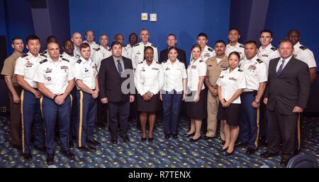 Junge Alaka'i Leiter Entwicklung Programm Studenten nahmen an einer Diskussion mit der US-Armee in Japan Kommandierender General, Generalmajor James F. Pasquarette, als Teil der YA Phase III (in-country Immersion) ab Februar 18 - März 8. 22 leistungsstärksten Unternehmen-Offiziere, Unteroffiziere, Unteroffiziere und DA Zivilisten aus der ganzen Armee, Marine, Marine und Küstenwache im kulturellen Immersion Training spanning Sri Lanka, Thailand und Japan ihre geo-politischen Verständnis, Förderung und Peer-to-peer-Beziehungen aufbauen und die Exposition gegenüber ex teilgenommen Stockfoto