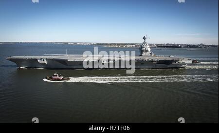 NEWPORT NEWS, Virginia (April 08, 2017) Die Zukunft USS Gerald R. Ford (CVN 78) auf seine eigene Kraft für die erste Zeit im Gange. Die erste Klasse Schiff - der erste neue US-Flugzeugträger Design in 40 Jahren - wird mehrere Tage Durchführung meer Prüfungen des Builder verbringen, einen umfassenden Test von vielen der wichtigsten Systeme des Schiffes und Technologien. Stockfoto