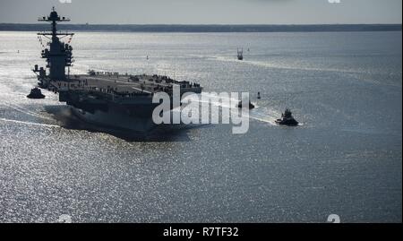 NEWPORT NEWS, Virginia (April 08, 2017) Die Zukunft USS Gerald R. Ford (CVN 78) auf seine eigene Kraft für die erste Zeit im Gange. Die erste Klasse Schiff - der erste neue US-Flugzeugträger Design in 40 Jahren - wird mehrere Tage Durchführung meer Prüfungen des Builder verbringen, einen umfassenden Test von vielen der wichtigsten Systeme des Schiffes und Technologien. Stockfoto