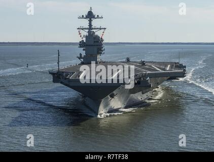 NEWPORT NEWS, Virginia (April 8, 2017) Die Zukunft USS Gerald R. Ford (CVN 78) auf seine eigene Kraft für die erste Zeit im Gange. Die erste Klasse Schiff - der erste neue US-Flugzeugträger Design in 40 Jahren - wird mehrere Tage Durchführung meer Prüfungen des Builder verbringen, einen umfassenden Test von vielen der wichtigsten Systeme des Schiffes und Technologien. Stockfoto