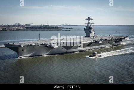 NEWPORT NEWS, Virginia (April 8, 2017) Die Zukunft USS Gerald R. Ford (CVN 78) auf seine eigene Kraft für die erste Zeit im Gange. Die erste Klasse Schiff - der erste neue US-Flugzeugträger Design in 40 Jahren - wird mehrere Tage Durchführung meer Prüfungen des Builder verbringen, einen umfassenden Test von vielen der wichtigsten Systeme des Schiffes und Technologien. Stockfoto