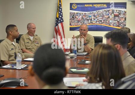 JACKSONVILLE, Fla. (am 7. April 2017) - Hintere Adm. Bruce Gillingham, stellvertretender Leiter, Bereitschaft und Gesundheit, U.S. Navy Büro der Medizin und der Chirurgie, Adressen Naval Hospital (NH) Jacksonville Führung während einer Sitzung in der Klinik. Gillingham, die NH Jacksonville von 2008 bis 2010 geboten, diskutiert aktuelle Entwicklungen in Marine Medizin. NH Jacksonville Personal informierte Gillingham über den Status der Pilot das Kommando der wertorientierten Betreuung, einschließlich integrierter Praxis Einheiten für Diabetes, Rückenschmerzen, Arthrose, und Schwangerschaft. Stockfoto