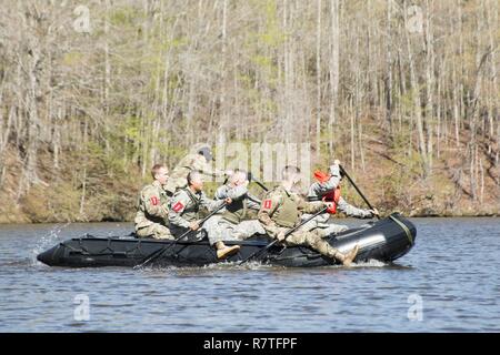 Der 105 Engineer Battalion Sapper Stakes Wettbewerb im Camp Butner, Nord-Carolina, Gruben neun Teams von Ingenieuren aus dem ganzen Staat in einem Test der Stärke und Fähigkeiten am 8. April 2017 zu kämpfen. Die Veranstaltung bringt der Ingenieur Führungsrolle der Gemeinschaft und Kameradschaft über vom Staat North Carolina Schutzes und der Reserve Komponente Einheiten zu bauen. (NCNG Stockfoto