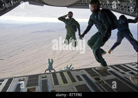 Mitglieder aus den Flügeln der Blau und Flügel der Grünen Fallschirm Team, ein Charleston-basierte C-17 Flugzeuge während der Spring Break Training übung über der Wüste von Arizona fahren. Bürger Flieger von der 701St Airlift Squadron durchgeführt airdrop Training mit den Flügeln der Blauen, Fallschirm Team der US-Air Force, April 1, 2017, Phoenix, Ariz. Stockfoto