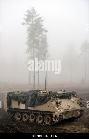 Ein M2A3 Bradley Fighting Vehicle, Chaos Unternehmen zugewiesen, ist 1-68 Rüstung Bataillon bereit, in eine gemeinsame militärische Bekämpfung Übung mit estnischen Soldaten ab 04 / 06 April 2017 im Bereich estnischen Zentrale Ausbildung in der Nähe von Tapa Estland genutzt werden. Soldaten des 1-68 Rüstung Bataillons, Sitz in Fort Carson, Colorado, beteiligen sich an einer Drehung um die Fähigkeiten der estnischen Streitkräfte unter den NATO-geführten Operation Atlantic lösen zu steigern. Betrieb Atlantic zu beheben, ein US-geführten Anstrengungen in Osteuropa zeigt US-Engagement für die kollektive Sicherheit der NATO und Hingabe Stockfoto