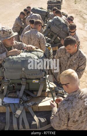 Us-Marines bereiten gemeinsame Präzision Airdrop Systeme für Flug während Waffen und Taktiken Tauchlehrer Kurs 2-17 auf der Marine Corps Air Station Yuma, Ariz., 30. März 2017. Die JPADS verwendet GPS, eine modulare autonome Führung, einen Fallschirm und Elektromotoren Cargo für die von Ihnen anvisierten drop Zonen zu leiten. Die Marines wurden mit Landung Support Unternehmen, Transport Support Bataillons, Bekämpfung der Logistik Regiment 1, 1 Marine Logistics Group und Landung Support Unternehmen, 2 TSB, CLR - 2, 2. MLG. Stockfoto