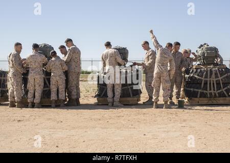 Us-Marines bereiten gemeinsame Präzision Airdrop Systeme für Flug während Waffen und Taktiken Tauchlehrer Kurs 2-17 auf der Marine Corps Air Station Yuma, Ariz., 30. März 2017. Die JPADS verwendet GPS, eine modulare autonome Führung, einen Fallschirm und Elektromotoren Cargo für die von Ihnen anvisierten drop Zonen zu leiten. Die Marines wurden mit Landung Support Unternehmen, Transport Support Bataillons, Bekämpfung der Logistik Regiment 1, 1 Marine Logistics Group und Landung Support Unternehmen, 2 TSB, CLR - 2, 2. MLG. Stockfoto