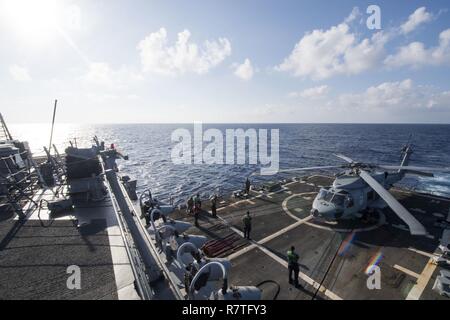 SOUTH CHINA SEA (26. März 2017) Segler bereiten einem MH-60R Seahawk Helikopter im Hangar Bay an Bord der Arleigh-Burke-Klasse geführte Anti-raketen-Zerstörer USS Michael Murphy (DDG112). Michael Murphy wird in regelmäßigen Western Pacific Bereitstellung mit der Carl Vinson Carrier Strike Group als Teil der US-Pazifikflotte-Initiative die Befehls- und Steuerfunktionen der USA 3 Flotte zu erweitern. Us Navy Flugzeugträger Streik Gruppen haben die Indo-Asia - Pazifik regelmäßig und routinemäßig Seit mehr als 70 Jahren patrouillierte. Stockfoto