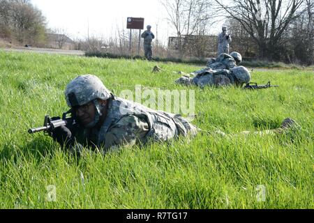 Us-Soldaten, zu 39th Signal Battalion zugeordnet, die bauchlage nach einer Aggression, in Chièvres Air Base, Belgien, 22. März 2017. Stockfoto