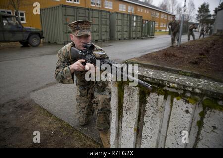 Us Marine Cpl. Markieren Rippert, eine militärische Polizist mit Marine Drehkraft Europa 17,1 (MRF-E), Beiträge Sicherheit während einer Übung patrouillieren Vaernes Garnison, Norwegen, April 6, 2017. Die infanteristen der MRF-E eine patrouillieren Paket Strafverfolgung Marines basic patrouillieren Taktiken zu unterrichten. MRF-E Marines durchgeführt die Ausbildung Bereitschaft als Vorwärts eingesetzten Kraft in Europa zu erhalten. Stockfoto