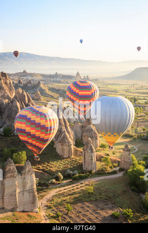 Heißluft-ballons über Liebe Tal in der Nähe von Göreme und Nevsehir in der Mitte von Kappadokien, Türkei. Dieser Schuss kurz nach Sonnenaufgang von einem Ballon. Stockfoto