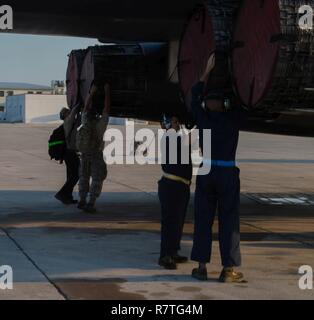 Bodencrews Entfernen Sie die Motorabdeckungen aus einer B-1 Lancer vor der Inbetriebnahme bei Boca Chica Naval Air Station, Key West Florida, 23. März 2017. Diese Abdeckungen schützen Flugzeuge von Beschädigung durch Fremdkörper und starker Verwitterung. Die lange Strecke, multi-rolle Bomber verwendet vier General Electric F101-GE-102 turbofan Engine mit Nachbrenner, die mehr als 30.000 Pfund Schub erzeugen, pro Motor ermöglicht die Bombenleger auf Geschwindigkeiten von Mach 1,25 erreichen. Stockfoto