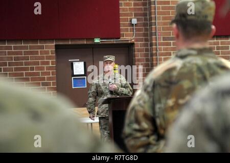 Us-Armee Oberst Jeffrey Bain, die neue 60-Truppe Befehl Commander, Adressen seiner neuen Einheiten und Soldaten während einer Änderung des Befehls Zeremonie an der Claude T. Bowers militärische Zentrum, Raleigh, North Carolina, April 2, 2017. 60 TC ist die unterschiedlichsten Brigade der North Carolina Army National Guard. Es besteht aus speziellen Betriebe unternehmen, ein Field Artillery Battalion, Recruiting und Retention Bataillon, eine Beseitigung von Explosivstoffen Unternehmen, eine Army Band, eine medizinische Abteilung, eine öffentliche Angelegenheiten Loslösung und eine militärische Geschichte ablösen. Stockfoto