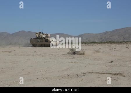 Us-Soldaten des 3.BATAILLON zugeordnet, 69. Armor Regiment, Durchführung wendigkeit Bewegungen innerhalb einer M2 Bradley kämpft für entscheidende Maßnahmen Rotation 17-05 am National Training Center in Fort Irwin, Calif., Apr 2nd, 2017. Stockfoto