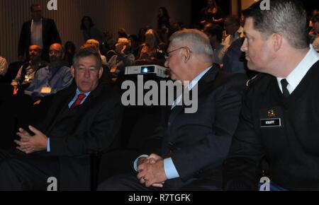 (Von links nach rechts) Jonathan B. Cory, Executive Director von Stanford Research Institute International, Richard (Phil) Bühne, Arbeitgeber Unterstützung des Schutzes und der Reserve und 63 regionale Unterstützung der Armee finden Botschafter Vertreter, und Oberst Lewis G. Knapp, Congressional gesetzgebende Verbindung, Armee finden. Stockfoto