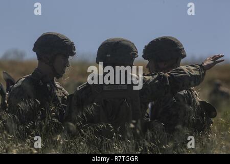 Insel SAN CLEMENTE, Kalifornien,--Lance Cpl. Lon Prophett, Assistent Patrouille Führer mit 15. Marine Expeditionary Unit, Battalion Landing Team 1. Bataillon 5. Marineregiment leitet Kolleginnen und Marines auf die Gewährleistung der Sicherheit während der Integrationsphase PHIBRON MEU, 5. April 2017 patrouillieren. PMINT ist der erste auf See Ausbildungszeit und eine Chance für die Marines mit 3. Assault Amphibian Battalion und BLT 1/5, amphibische Angriffe auf unterschiedliche Ziele in Vorbereitung der Bereitstellung noch in diesem Jahr durchzuführen. In dieser Übung wird der Grundstein für alle Elemente des 15. MEU, Relationshi zu entwickeln Stockfoto