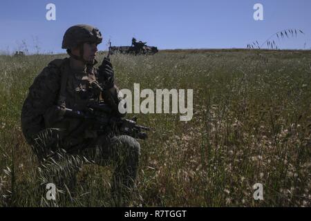 Insel SAN CLEMENTE, Kalifornien,--Lance Cpl. Lon Prophett, Assistent Patrouille Führer mit 15. Marine Expeditionary Unit, Battalion Landing Team 1. Bataillon 5. Marineregiment aktualisiert seine Beherrschung der seinen Kader aktuellen Standort während der Durchführung eine amphibische PHIBRON MEU Integrationsphase, 5. April 2017. PMINT ist der erste auf See Ausbildungszeit und eine Chance für die Marines mit 3rd Amphibious Assault Battalion und BLT 1/5, amphibische Angriffe auf unterschiedliche Ziele in Vorbereitung der Bereitstellung noch in diesem Jahr durchzuführen.  In dieser Übung wird der Grundstein für alle Elemente der 15 Stockfoto