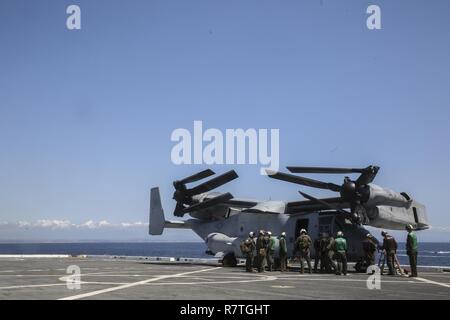 Pazifik, Calif.-Marines mit Marine Medium Tiltrotor Squadron 161 (Verstärkt) beginnen die routinemäßigen Inspektionen und Reinigung nach einem B MV-22 Osprey an Deck der USS San Diego (LPD-22) während PHIBRON-MEU Integration, 8. April 2017 landete. PMINT ist die erste Ausbildung der 15. MEU und Amerika Amphibious Ready Gruppe Team für den bevorstehenden Einsatz später in diesem Jahr zu trainieren. Die amphibischen Kraft enthält einen umfangreichen Satz von Ship-to-shore Anschlüsse auf dem Luft- oder Seeweg, die es erlauben, 15. MEU Personen oder Geräten zu jeder Ecke der Welt zu bewegen. Stockfoto