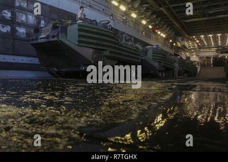 Pazifik, Kalifornien, – Angriff amphibische Fahrzeuge mit der 15. Marine Expeditionary Unit, Battalion Landing Team Bühne im Brunnen Deck der USS San Diego (LPD-22) in Vorbereitung, amphibische Ausbildung während der PHIBRON-MEU Integration, 8. April 2017 durchzuführen. PMINT ist der 15. MEU erste auf See-Übung mit der Marine, Mission kritische Aufgaben integrieren. Die ausgeprägte Fähigkeit der amphibischen Kräfte Zugang zu kritischen Bereichen überall auf der Welt mit Boden, Luft und Logistik Kräfte ermöglicht die Navy Marine Corps Team Shape-Aktionen über das Spektrum der militärischen o Stockfoto