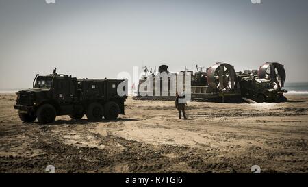 MARINE CORPS BASE CAMP PENDLETON, Kalifornien – MTVR 7-Tonner Land an Land nach dem Transport auf ein Navy Landing Craft Luftkissen aus Navy Assault Craft Unit 5 aus der USS Pearl Harbor (LSD-52) während der PHIBRON-MEU Integration Ausbildung in Camp Pendleton, 5. April 2017. Diese erste Übung auf See bietet die Marines die Möglichkeit, Praxis Integration mit Navy Gegenstücke bilden ein effizientes Team in der Lage, eine Reihe von Missionen rund um den Globus zu erreichen. Diese Navy Marine Corps-Team unterstützt Kampfkommandanten in regionale maritime Sicherheit und Stabilität whil Stockfoto