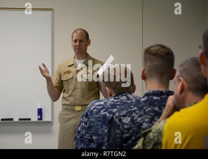 DOBBINS AIR RESERVE BASE, Ga (8. April 2017) hinten Adm. Shawn E. Duane spricht mit Mitgliedern der Loslösung 802 der US-Seestreitkräfte Europa-afrika/U.S. Sechste Flotte in Navy Operational Support Center Atlanta über aktuelle Vorgänge. Duane ist der Direktor der maritimen Partnerschaft Programme für US-amerikanische Seestreitkräfte Europa-afrika und stellvertretender Kommandeur der US-Sechsten Flotte. Stockfoto