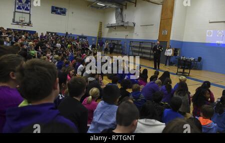 MIDDLETOWN, R.I. (3. April 2017) Senior Chief's Bootsmann Mate Kraut Kresge jr., U.S. Naval War College in Newport, Rhode Island zugewiesen, und seine Tochter, Sierra Kresge, einen Vortrag für Schüler und Lehrer der Gaudet der mittleren Schule in Middletown zur Unterstützung der Monat der militärischen Kind. 1986 gegründet von ehemaligen Verteidigungsminister Casper W. Weinberger, der auf den Monat der militärischen Kind ist zu Ehren und erkennen die Opfer der militärischen Kinder, wenn ein Elternteil oder sogar beide Eltern im Militär sind. Stockfoto