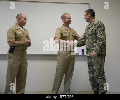 DOBBINS AIR RESERVE BASE, Ga (8. April 2017) hinten Adm. Shawn E. Duane präsentiert ein Commander Münze zu Cmdr. William Sipperly, die Operationen und Planung stellvertretender Stabschef für Distanz 802 der US-Seestreitkräfte Europa-afrika/U.S. Sechste Flotte in Navy Operational Support Center Atlanta. Kapitän Marc Lederer, Links, ist der kommandierende Offizier der Loslösung 802; Duane ist der Direktor der maritimen Partnerschaft Programme für US-amerikanische Seestreitkräfte Europa-afrika und stellvertretender Kommandeur der US-Sechsten Flotte. Stockfoto