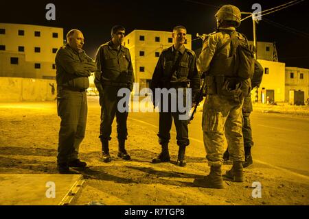 Us Marine Corps Cpl. Eduardo Duran-Espino, ein rifleman mit Marine Drehkraft Europa 17.1, spricht mit israelischen Soldaten in Israel, 28. März 2017. Die USA und Israel eine starke, dauerhafte militärische Partnerschaft. Stockfoto