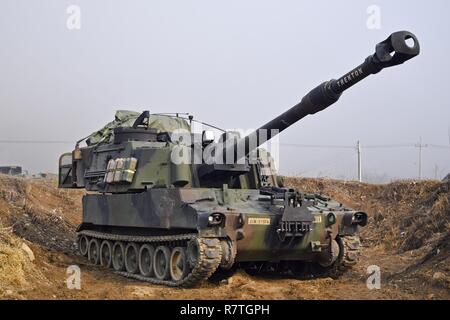 YEONCHEON-GUN, Südkorea - Ein M109A6 Paladin Artillerie system vom 1.BATAILLON, 5 Field Artillery Regiment, 1st Armored Brigade Combat Team, 1.Infanterie Division, nimmt an einem gunnery Qualifikation Schulungsveranstaltung in Yeoncheon-gun, Südkorea 28. März. Die Schulung gab Bataillon Führung die Möglichkeit zu bewerten und zertifizieren Paladin platoons. Stockfoto