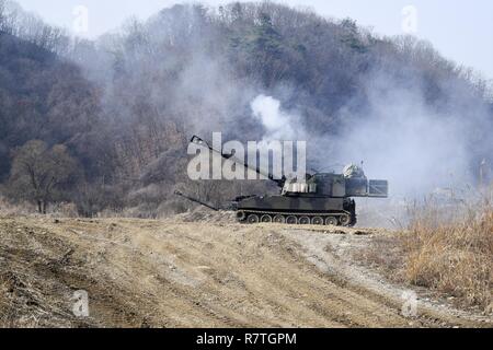 YEONCHEON-GUN, Südkorea - Ein M109A6 Paladin Artillerie system vom 1.BATAILLON, 5 Field Artillery Regiment, 1st Armored Brigade Combat Team, 1.Infanterie Division, feuert eine 155 mm Projektil während Schießwesen Qualifikation Ausbildung in Yeoncheon-gun, Südkorea 28. März. Die Schulung gab Bataillon Führung die Möglichkeit zu bewerten und zertifizieren Paladin platoons. Stockfoto