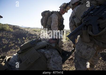 Us-Marines mit Golf Company, 2.BATAILLON, 6 Marine Regiment, 2nd Marine Division (2d MARDIV), Evakuieren einer simulierten Unfall auf einer Bahre während Platoon - attack Live Fire Training bei Weiden Schießstand auf die US-Armee Yuma Testgelände für Talon Übung (TalonEx) 2-17, Yuma, A.Z., April 4, 2017. Der Zweck der TalonEx wurde für Boden Kampf Einheiten integrierte Ausbildung zur Unterstützung der Waffen und Taktiken Instructor Kurs (WTI) 2-17 durchzuführen, bewirtet durch Marine Aviation Waffen und Taktiken Squadron (MAWTS-1). Stockfoto