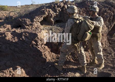 U.S. Marine Corps Lance Cpl. Christophe M. Tankersley, Recht, ein Schütze mit 1. Platoon, Golf Company, 2. Bataillon, 6. Marine Regiment 2. Marine-Division (2d MARDIV), beschreibt seine Aktionsplan mit U.S. Navy Hospital Corpsman Seemann Aaron M. Miller, Platoon-Ebene Angriff lebe Heißausbildung in Weiden Schießstand auf der US-Armee Yuma Proving Grounds für Talon Übung (TalonEx) 2-17 , Yuma, a.z., 4. April 2017. Der Zweck des TalonEx war für Boden Kampfeinheiten, integrierte Ausbildung zur Unterstützung der Waffen und Taktiken Instructor Kurs (WTI) 2-17 veranstaltet von Marine Aviatio durchzuführen Stockfoto