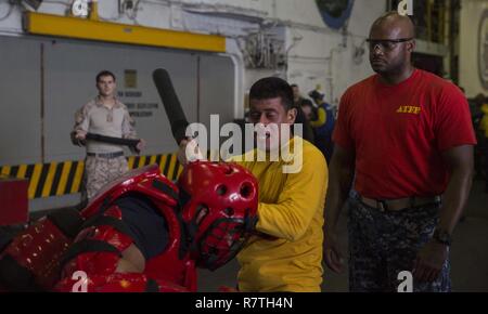 Ein Seemann beteiligt sich an einem Oleoresin capsicum Qualifikation Kurs amphibisches Schiff an Bord der USS Bataan (LHD5) April 6. Marinesoldaten und Matrosen durchgeführt integriert, nicht-tödliche Waffen Training Mission Bereitschaft zu erhöhen und die Kohäsion zu stärken. Die Bataan und seine Amphibischen bereit Gruppe ist in die USA 5 Flotte Bereich für Maßnahmen zur Erhöhung der Sicherheit des Seeverkehrs auf die Verbündeten und Partnern zu beruhigen und der Freiheit der Schiffahrt und des freien Handels in der Region zu erhalten. Stockfoto